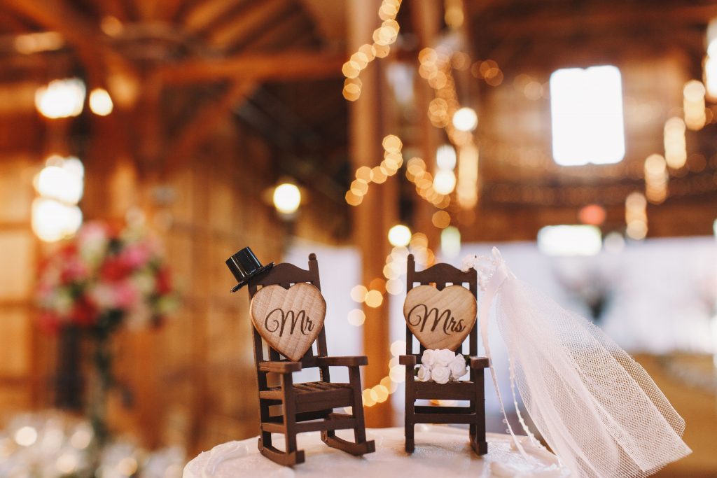 wedding cake decor made two rocking chairs min